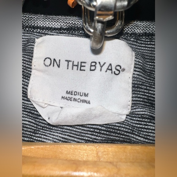 On The Byas women’s Heathered Grey & Black Scoop Hem tank top Size Medium EUC - Picture 4 of 4